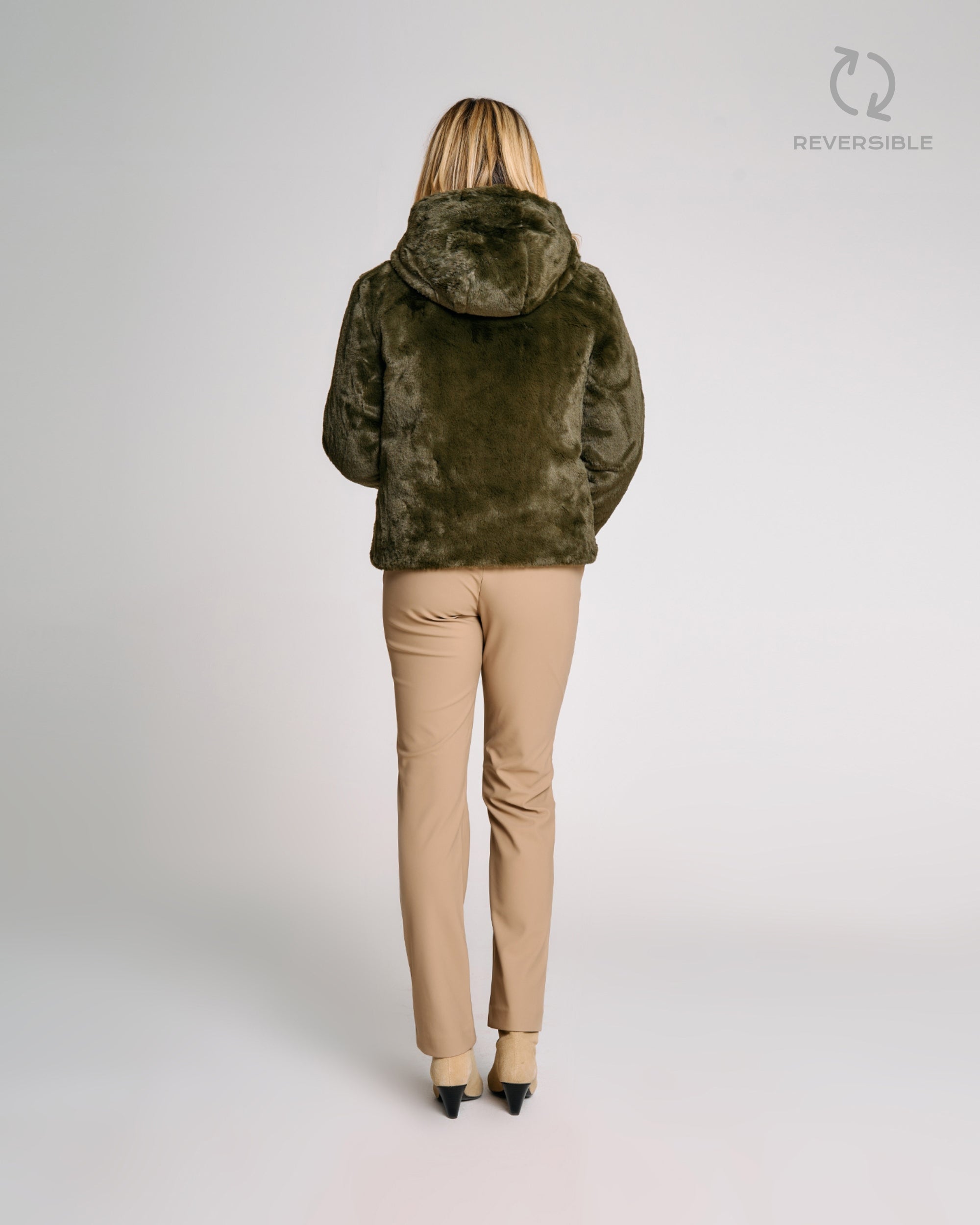 color: army / mandorla