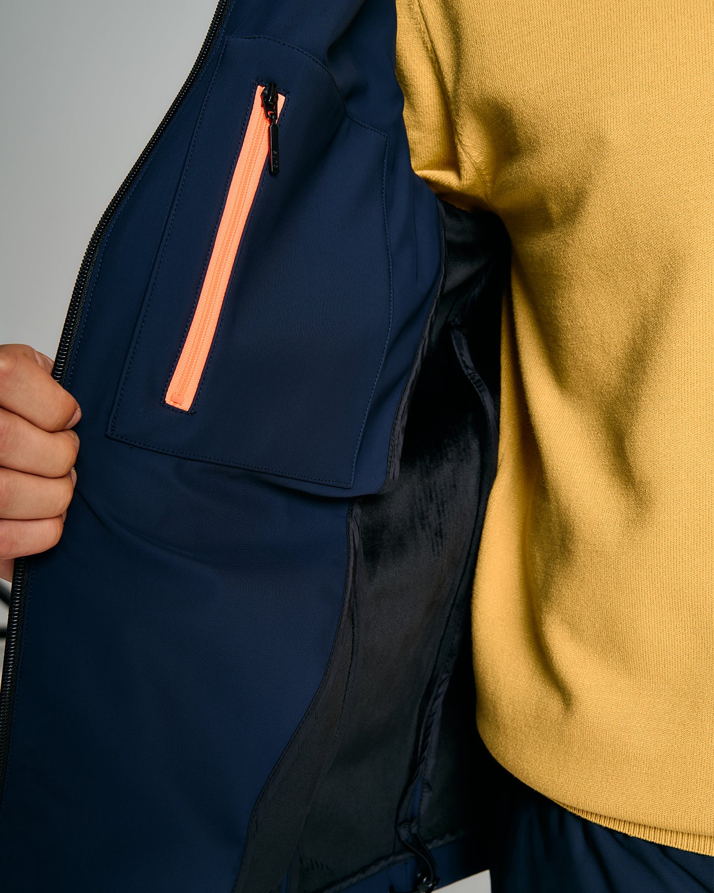 color: dark blue / black